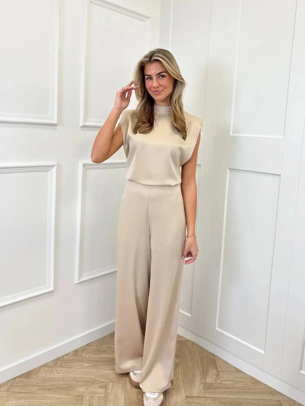 Villento | Juna – Elegante rugloze jumpsuit met wijde pijpen