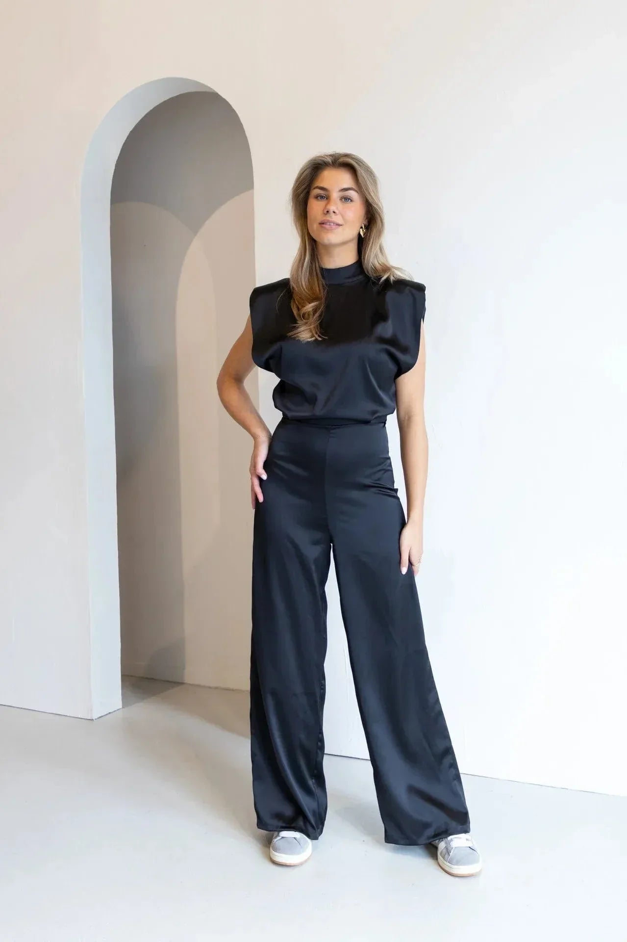 Villento | Juna – Elegante rugloze jumpsuit met wijde pijpen